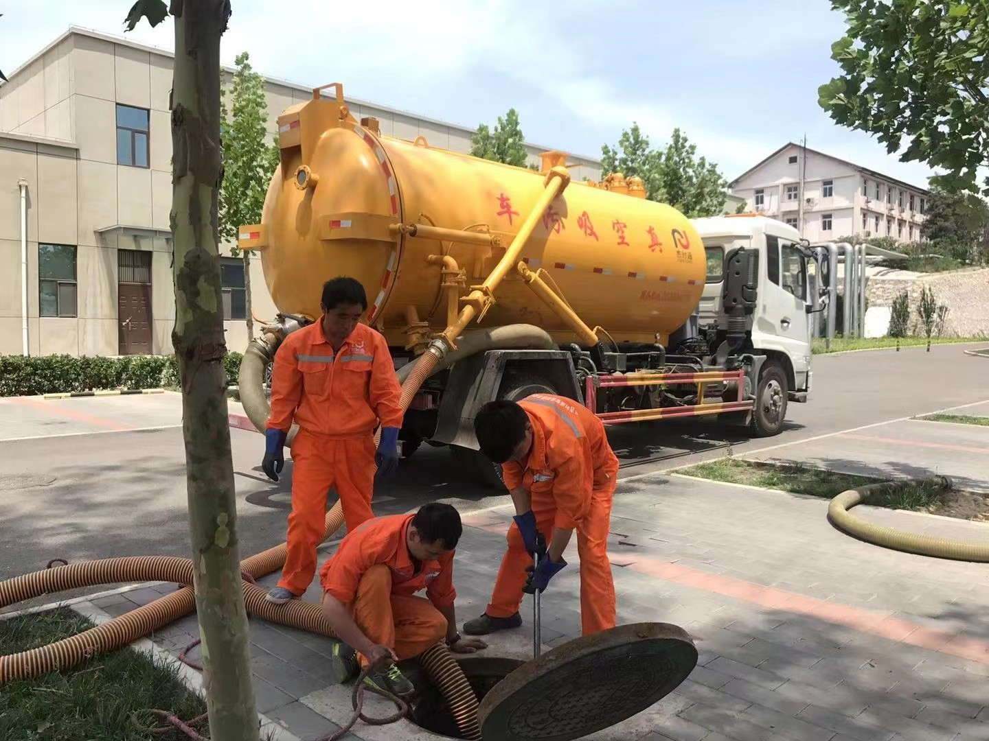 米脂管道疏通车停在窨井附近