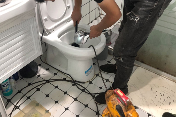 米脂马桶堵塞自己疏通还是找师傅？专业上门服务让你省时更省心